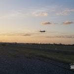 Fotografía ilustrativa de un avión aterrizando. (Foto © Asere Noticias)