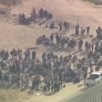 Imagen ilustrativa de migrantes esperando en la frontera de Estados Unidos. (Captura de pantalla: Noticias Telemundo-Youtube)