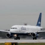 Imagen ilustrativa de un avión de JetBlue. (Captura de pantalla © MiamiAirborne-YouTube)