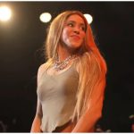 Shakira en el escenario. (Captura de pantalla: Carlos Vives- YouTube)