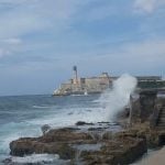 Marejada en el Malecón de La Habana. (Captura de pantalla © Aquí Alonsoniko-YouTube)