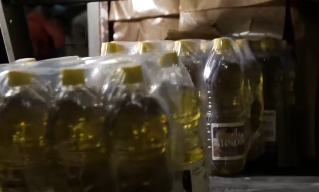 Aceite comestible en fábrica de Cuba. (Captura de pantalla © Canal Caribe-YouTube)