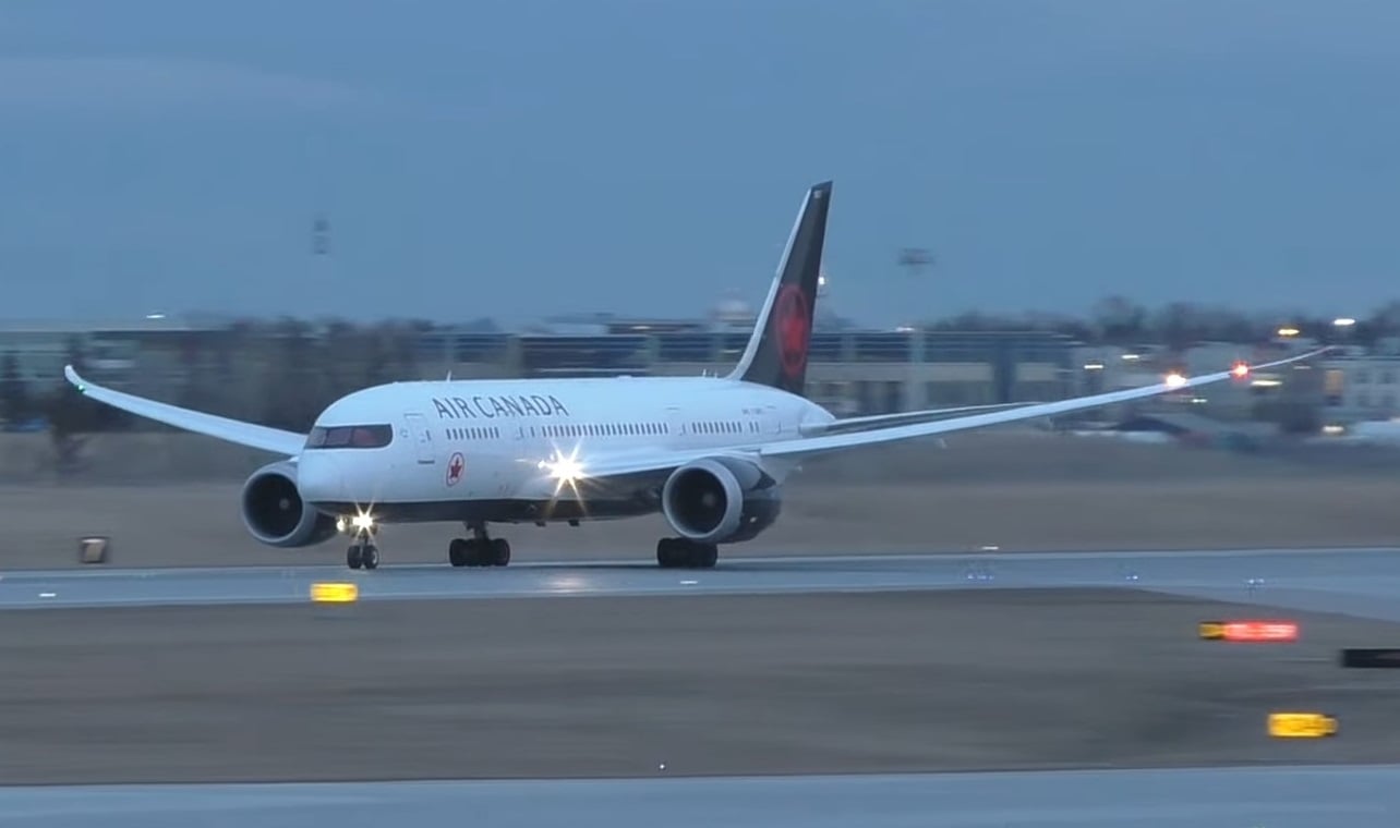 Imagen ilustrativa de un avión de Air Canada despegando. (Captura de pantalla © Alex Praglowski Aviation-YouTube)