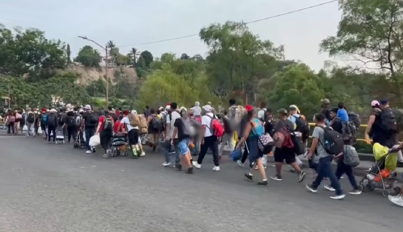 Caravana migrante caminando por México. (Captura de pantalla © AGENCIA EFE-YouTube)