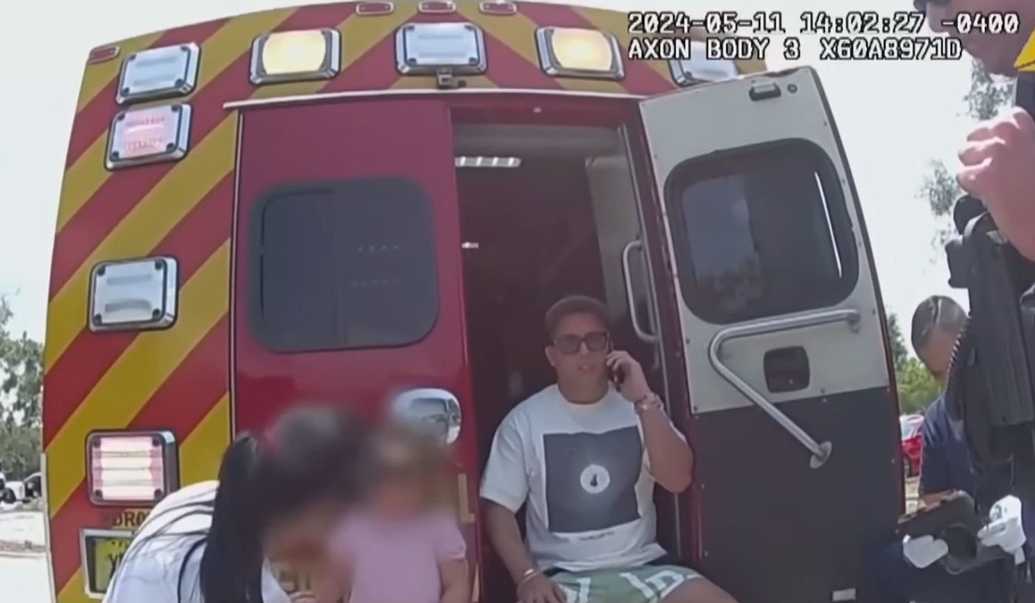 Imagen del momento en el que la menor es rescatada. (Captura de pantalla © Telemundo 51 Miami-YouTube)