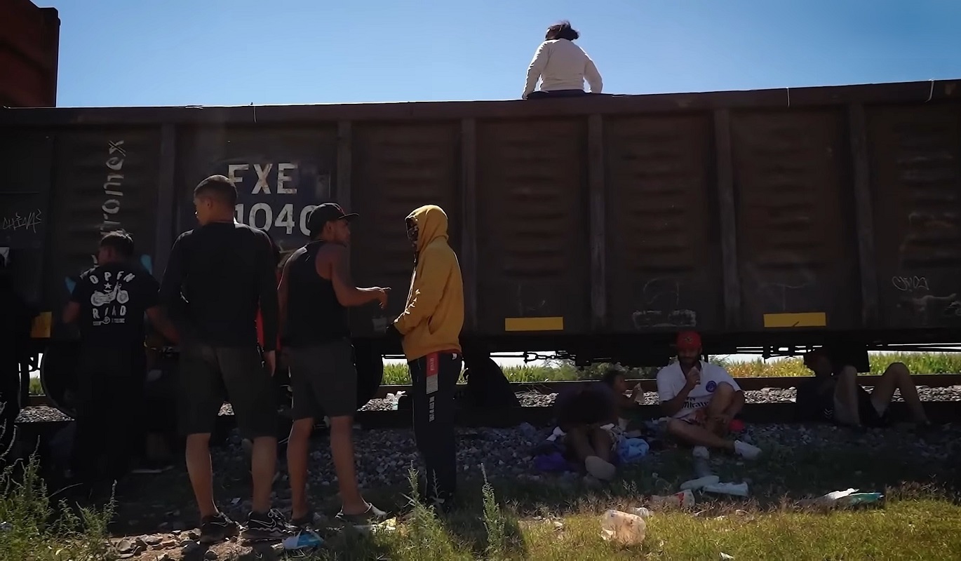 Migrantes desplazándose por México en tren. (Captura de pantalla © EL PAÍS-YouTube)