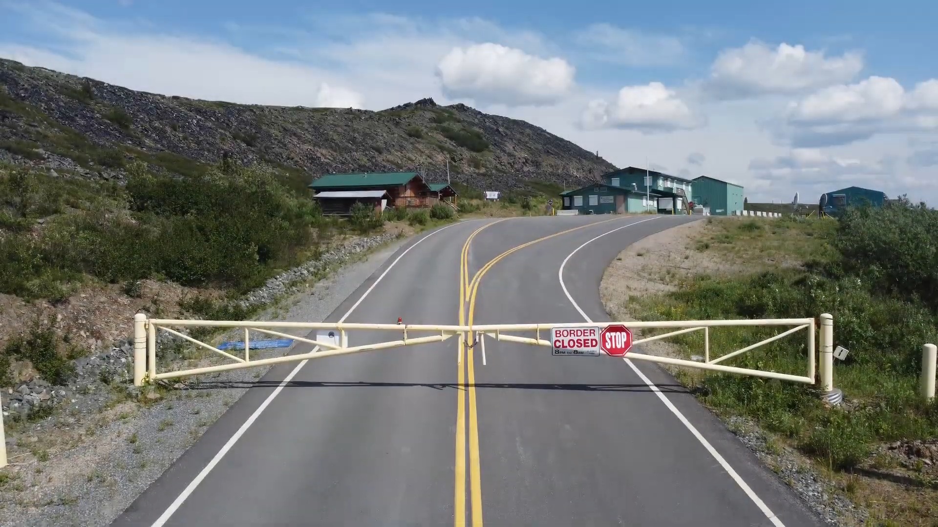 Punto de entrada de Poker Creek, entre EEUU y Canadá. (Captura de pantalla © Sockeye Shutters-YouTube)