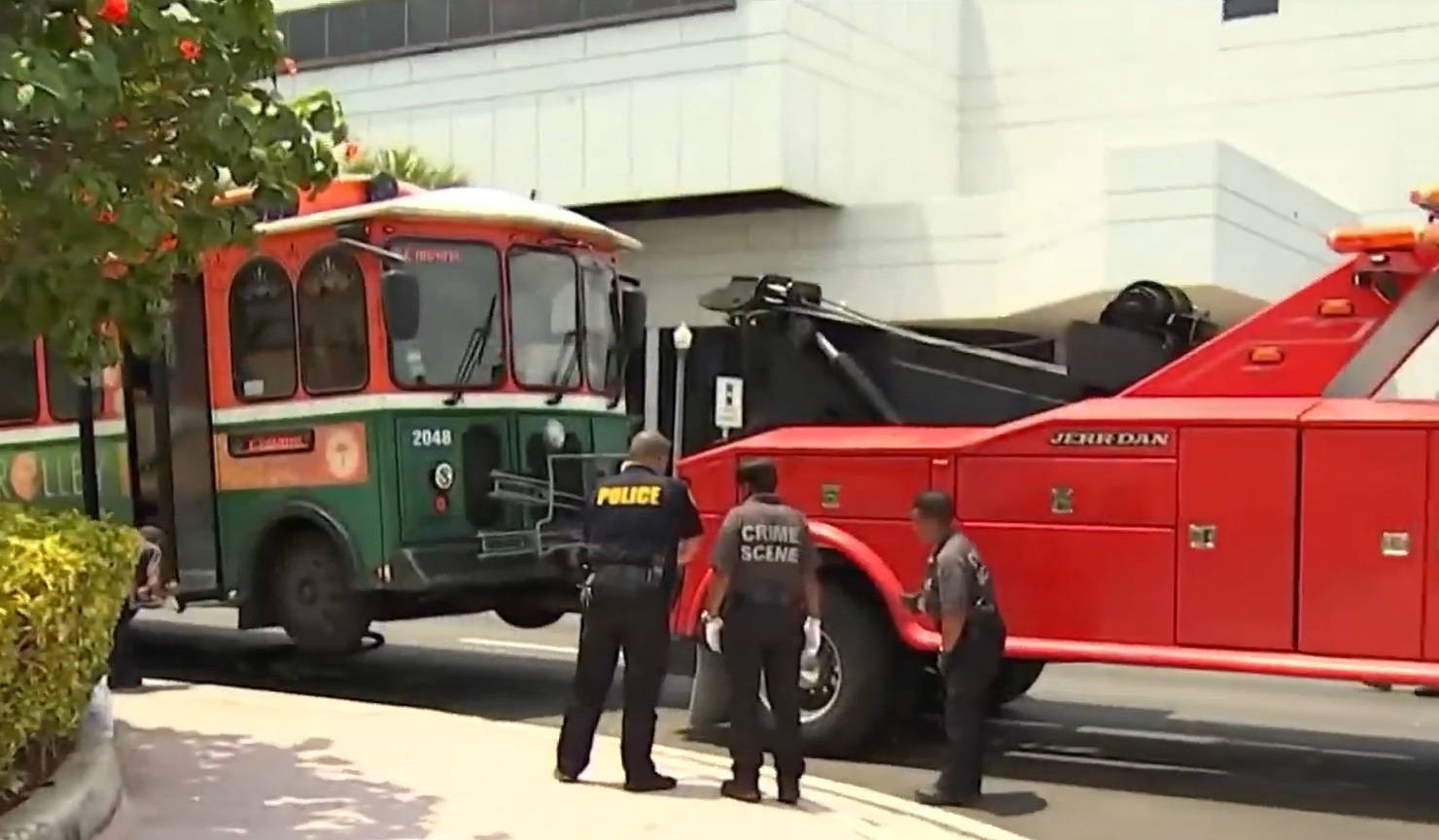 Trolley atropella a un hombre en La Pequeña Habana. (Captura de pantalla © NBC Miami)