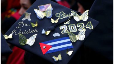 Birrete de graduación de Layra Valdés, inmigrante cubana graduada en Harvard. (Foto © Harvarddentalmed- Instagram)