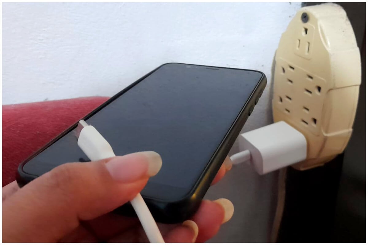 Cargar los celulares es un problema cuando la energía es inconstante. (Foto © Asere Noticias)