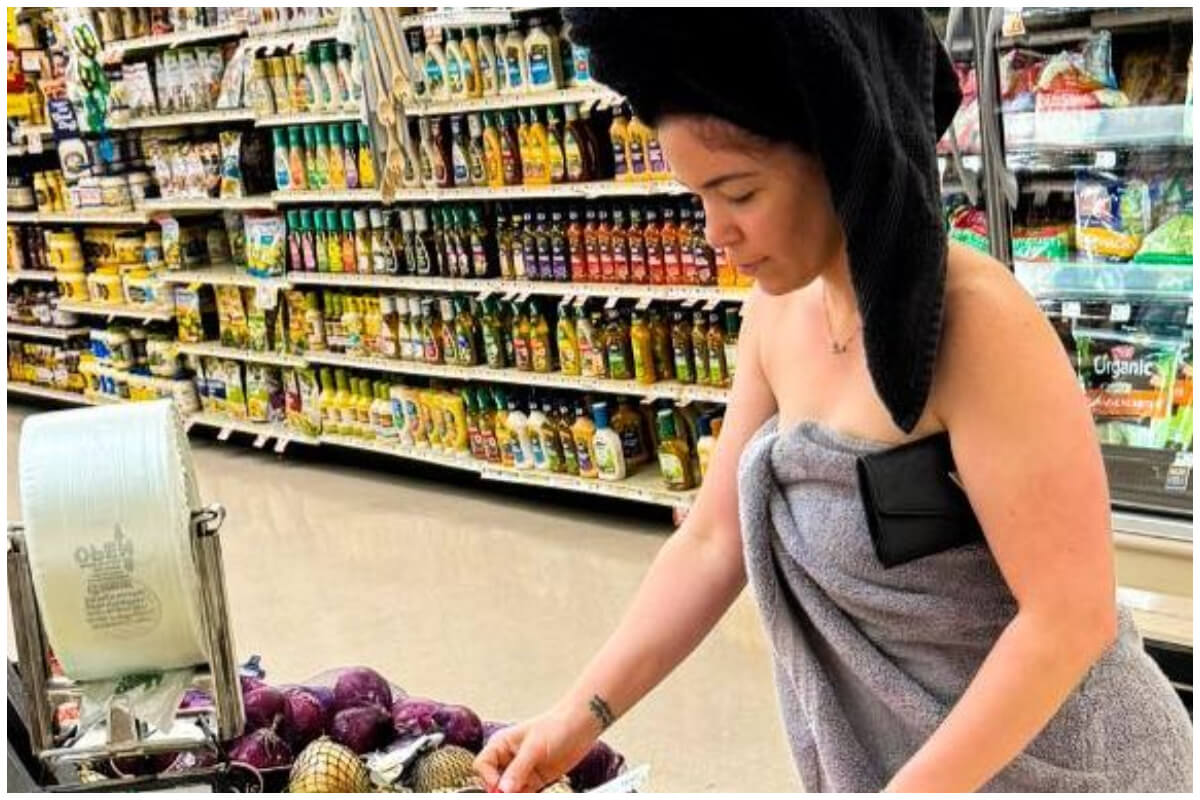 Cubana viral por ir al supermercado en toalla recién salida de bañar. (Foto © Mabeleamelia- Instagram)