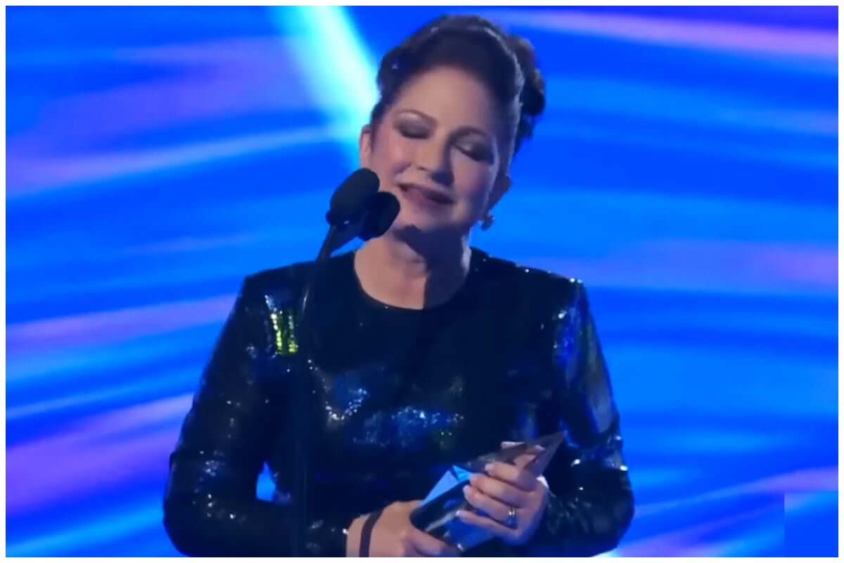 Gloria Estefan recoocida por su trayectoria. (Captura de pantalla © Telemundo Entretenimiento- YouTube)