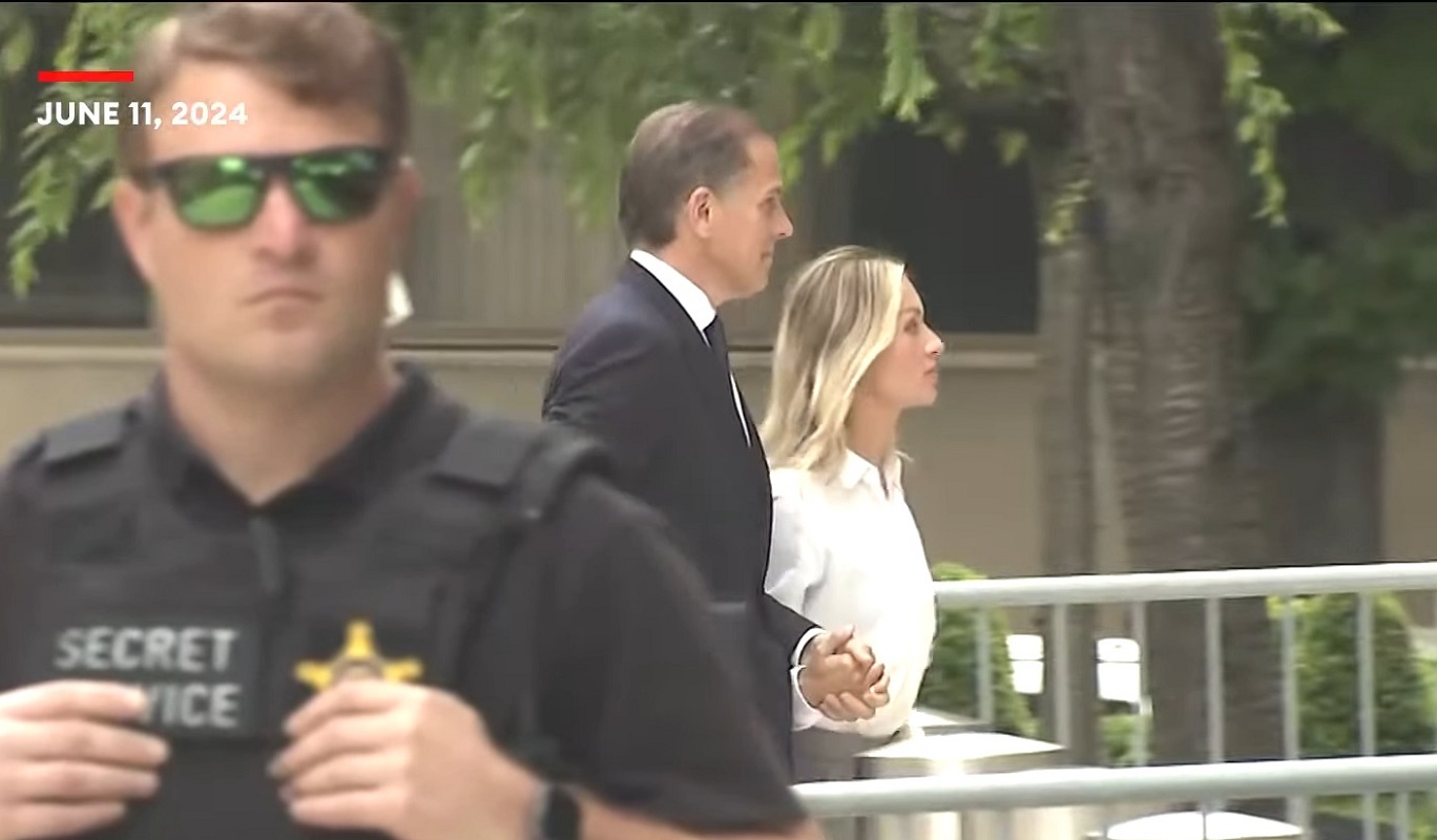 Hunter Biden caminando a corte. (Captura de pantalla © Forbes Breaking News-YouTube-YouTube)