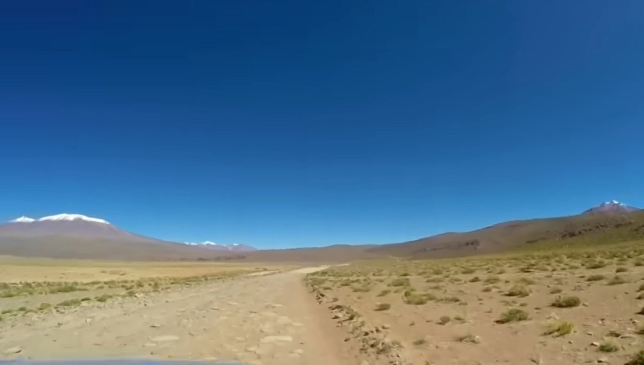 Imagen ilustrativa de la frontera entre Chile y Bolivia. (Captura de pantalla © Meganoticias-YouTube)