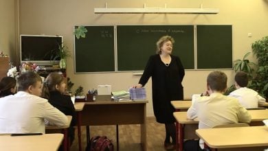 Imagen ilustrativa de un salónd e clases en Rusia. (Captura de pantalla © Infobae-YouTube)