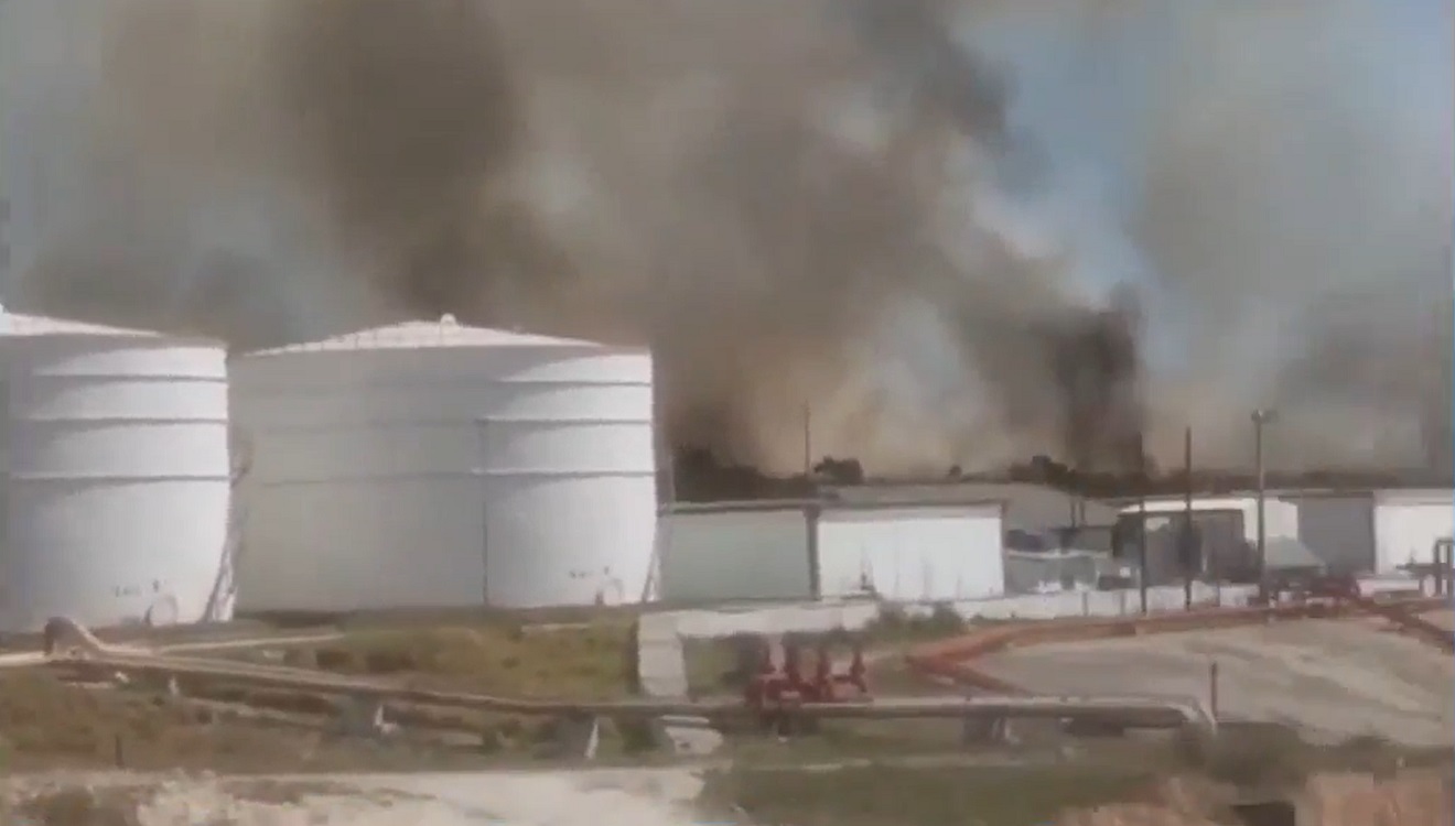 Incendio cerca de la Base de Supertanqueros. (Captura de pantalla © Mario J. Pentón-Facebook)