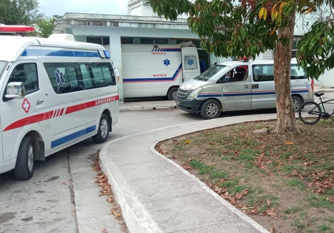 Ambulancias en excelente estado acudieron a atender la volcadura de un ómnibus lleno de turistas extranjeros en Camajuaní, Villa Clara. (JJ Pulido Salud -Facebook)
