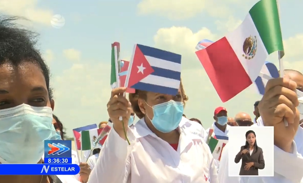 Médicos cubanos tras misión a México. (Captura de pantalla © Canal Caribe-YouTube)