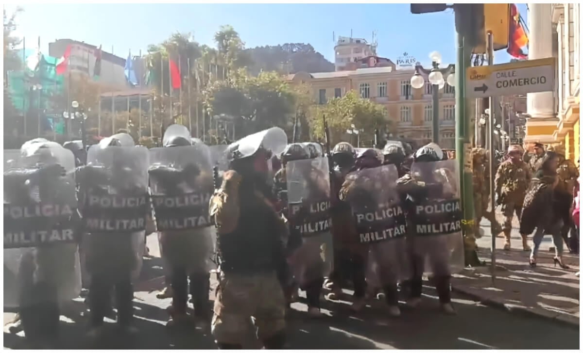 Militares en la Plaza Murillo. (Captura de pantalla © Nacho Montes de Oca- X)
