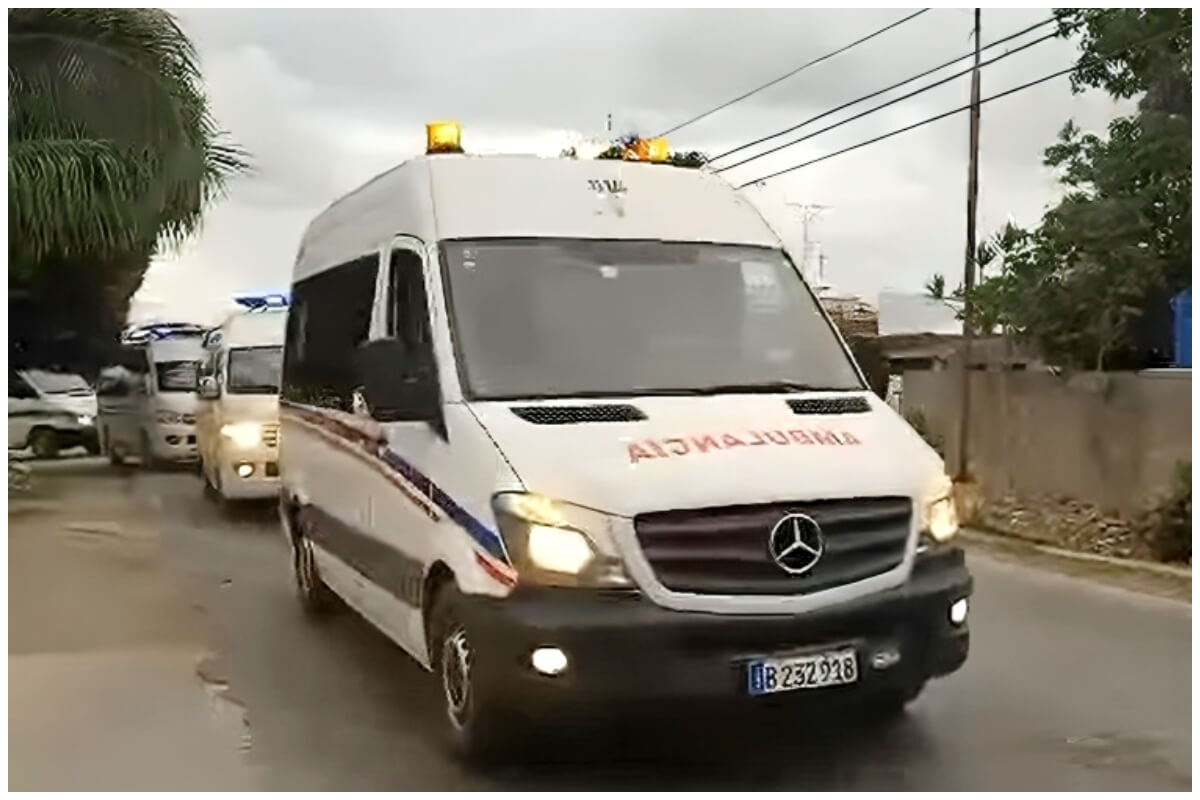 Ocho ambulancias fueron captadas yendo a auxiliar en el accidente de Villa Clara. (Captura de pantalla © Henry Omar Pérez)