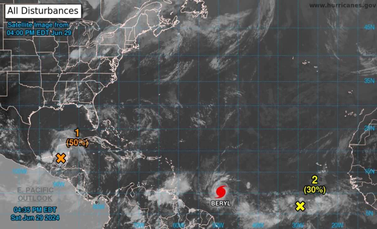 Se forma el huracán Berly. (Captura de pantalla © National Hurricane Center)