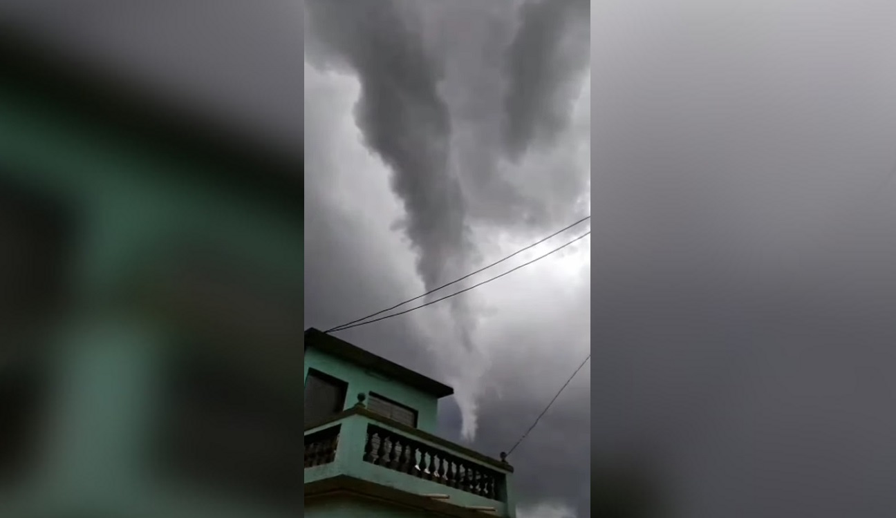 Matanzas: tornado pasa tres veces sobre el pueblo de San Antonio de Cabezas. (Captura de pantalla © Mariely Vázquez-Facebook)
