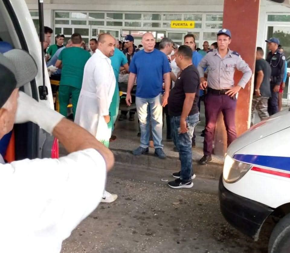 Ambulancias en excelente estado acudieron a atender la volcadura de un ómnibus lleno de turistas extranjeros en Camajuaní, Villa Clara. (Yosmany Mayeta Labrada -Facebook)
