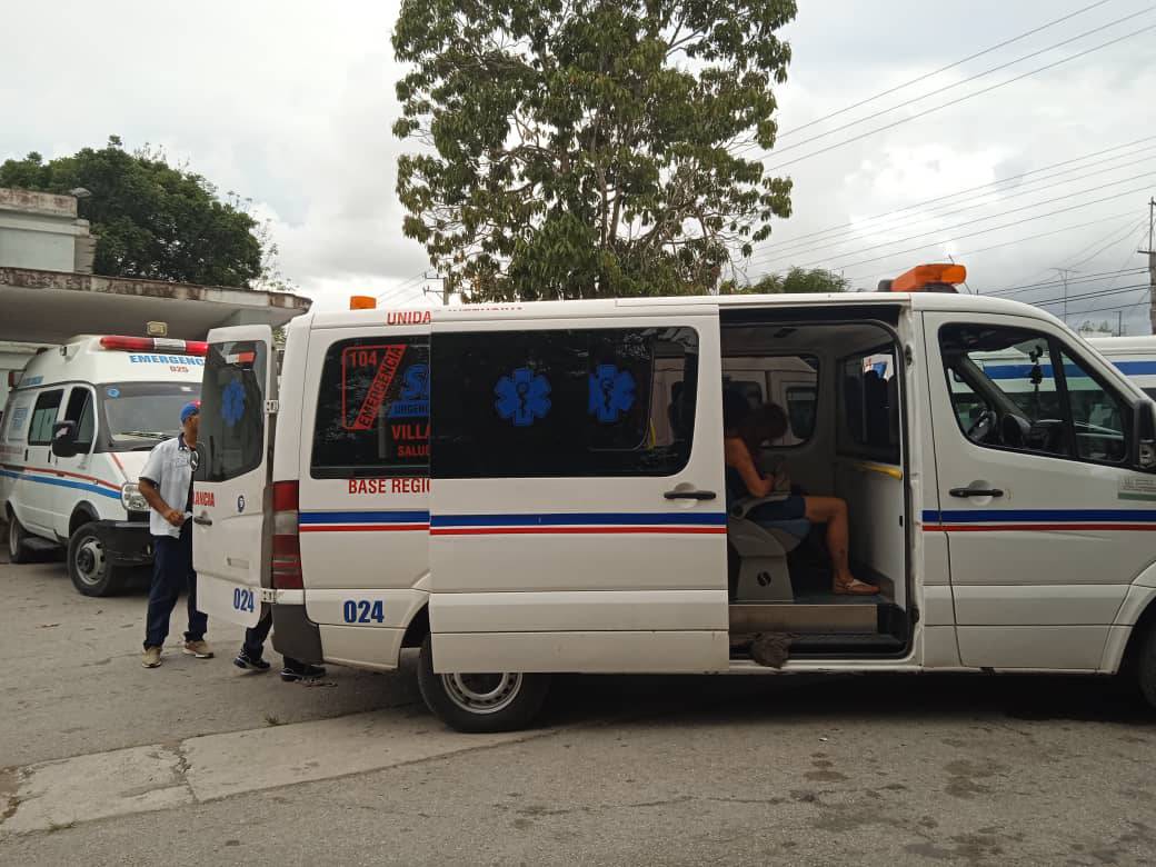 Ambulancias en excelente estado acudieron a atender la volcadura de un ómnibus lleno de turistas extranjeros en Camajuaní, Villa Clara. (Henry Omar Pérez -Facebook)