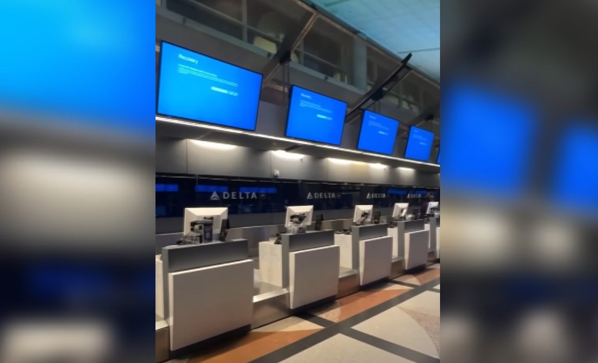 Un aeropuerto en Denver mostrando el error en sus pantalla. (Captura d epantalla © WKYC Channel 3-YouTube)