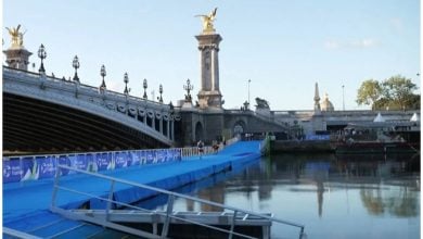 La calidad del agua en el río Sena obligó a posponer la competencia. (Captura de pantalla © France 24 Español- YouTube)