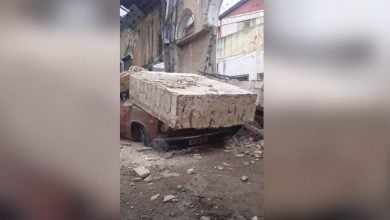 Automóvil Lada aplastado por la pared del edificio. (Foto © Yosmany Mayeta Labrada-Facebook)