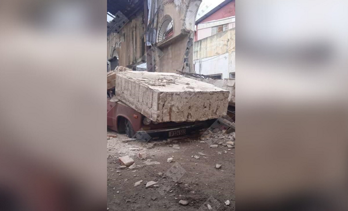 Automóvil Lada aplastado por la pared del edificio. (Foto © Yosmany Mayeta Labrada-Facebook)