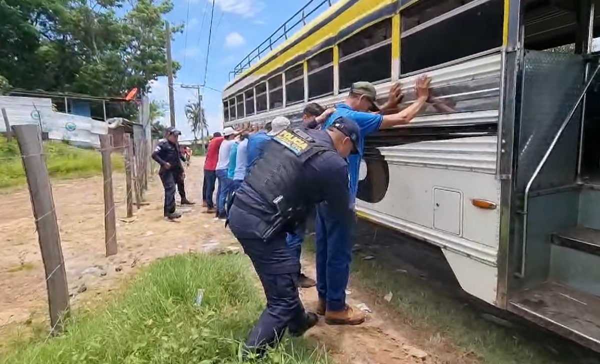 Imagen ilustrativa de las autoridades de Guatemala efectuando un operativo. (Captura de pantalla © PNCdeGuatemala-Facebook)