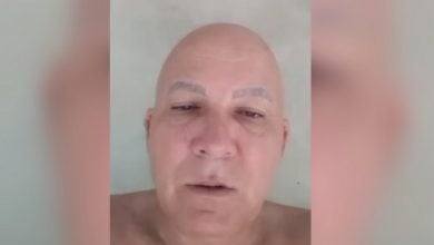Cubano atrapado en la Isla tras regresar con parole. (Captura de pantalla © Mario J. Pentón-YouTube)