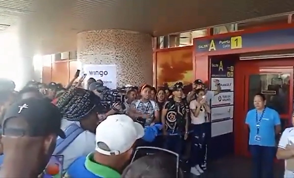 Cubanos protestan en aeropuerto de La Habana. (Captura de pantalla © Mario J. Pentón-Twitter)