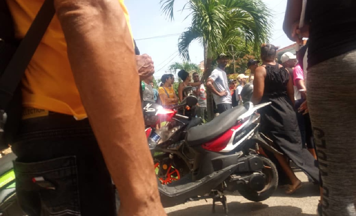 Cubanos protestan ante Embajada de Colombia en La Habana. (Foto © Periódico Cubano-Facebook)