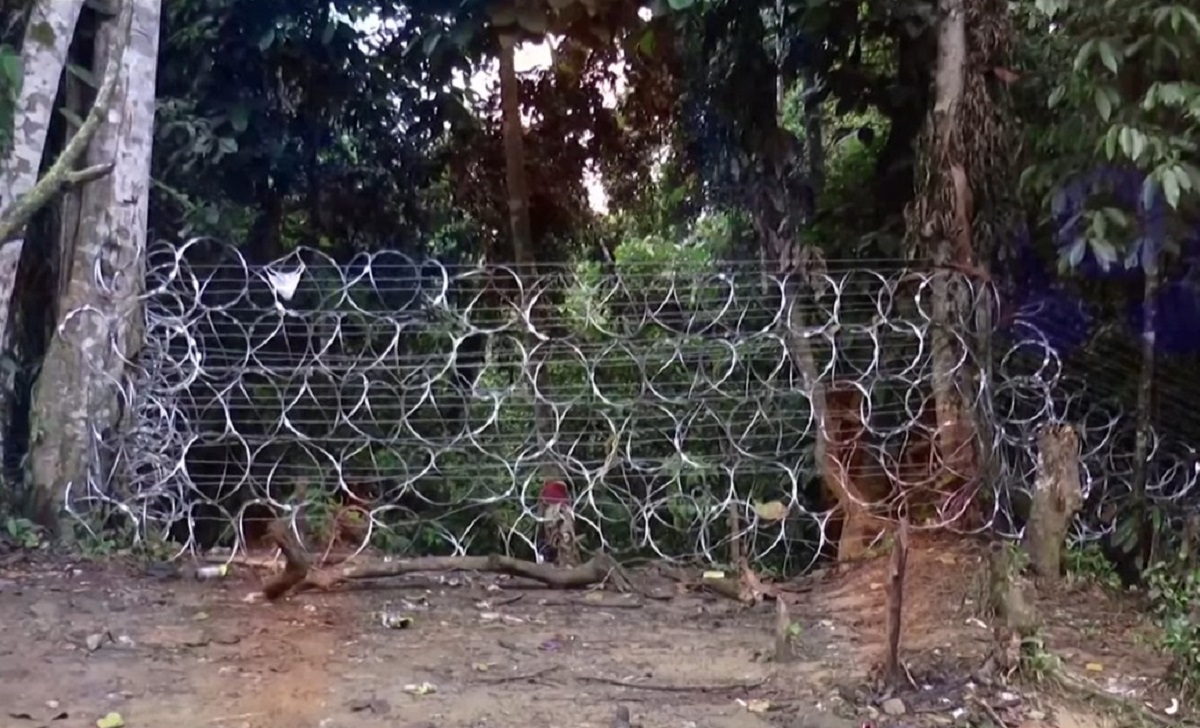 Panama places up barbed wire to cease the move of migrants by way of the Darién