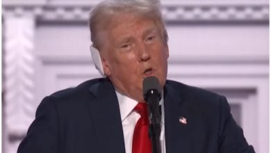 Donald Trump da discurso antiinmigrante usando venda en la oreja. (Captura de pantalla © PBS NewsHour- YouTube)