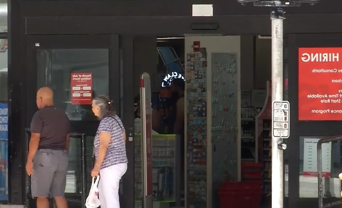 Imagen de la farmacia en la que ocurrieorn los hechos. (Captura de pantalla © AmericaTeVe Miami-YouTube)