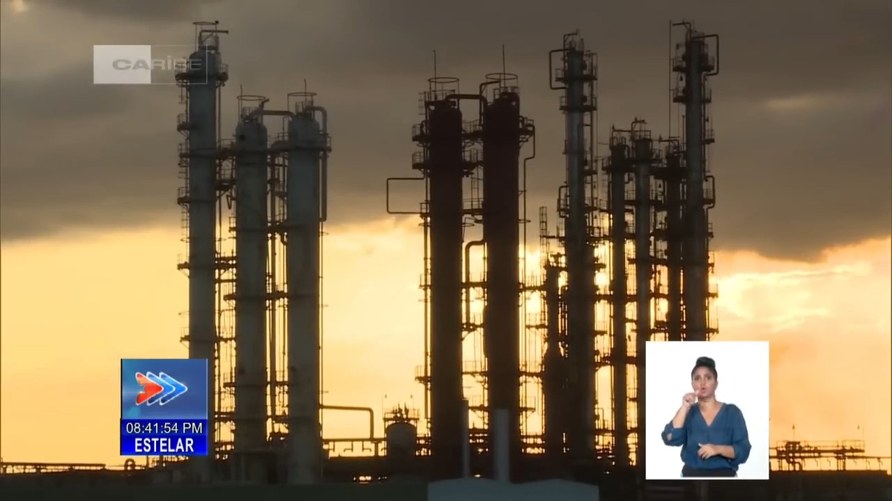 Imagen ilustrativa de una refinería en Cuba. (Captura de pantalla © Canal Caribe-youTube)