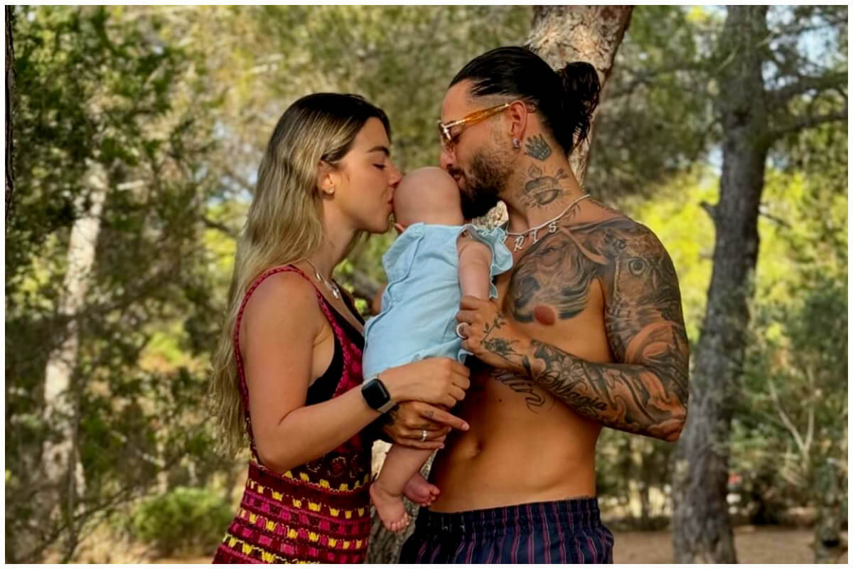 Maluma y su novia posan con su bebé a 4 meses de su nacimiento. (Captura de pantalla © Maluma- Instagram)