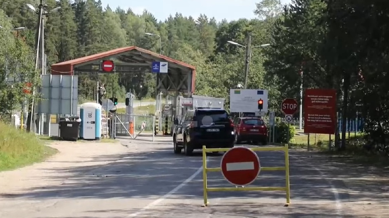 Uno de los puntos de entrada a Lituania. (Captura de pantalla © AGENCIA EFE-YouTube)