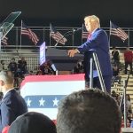 El magnatariod urante un evento político en Hialeah. (Captura de pantalla © Asere Noticias)