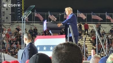 El magnatariod urante un evento político en Hialeah. (Captura de pantalla © Asere Noticias)