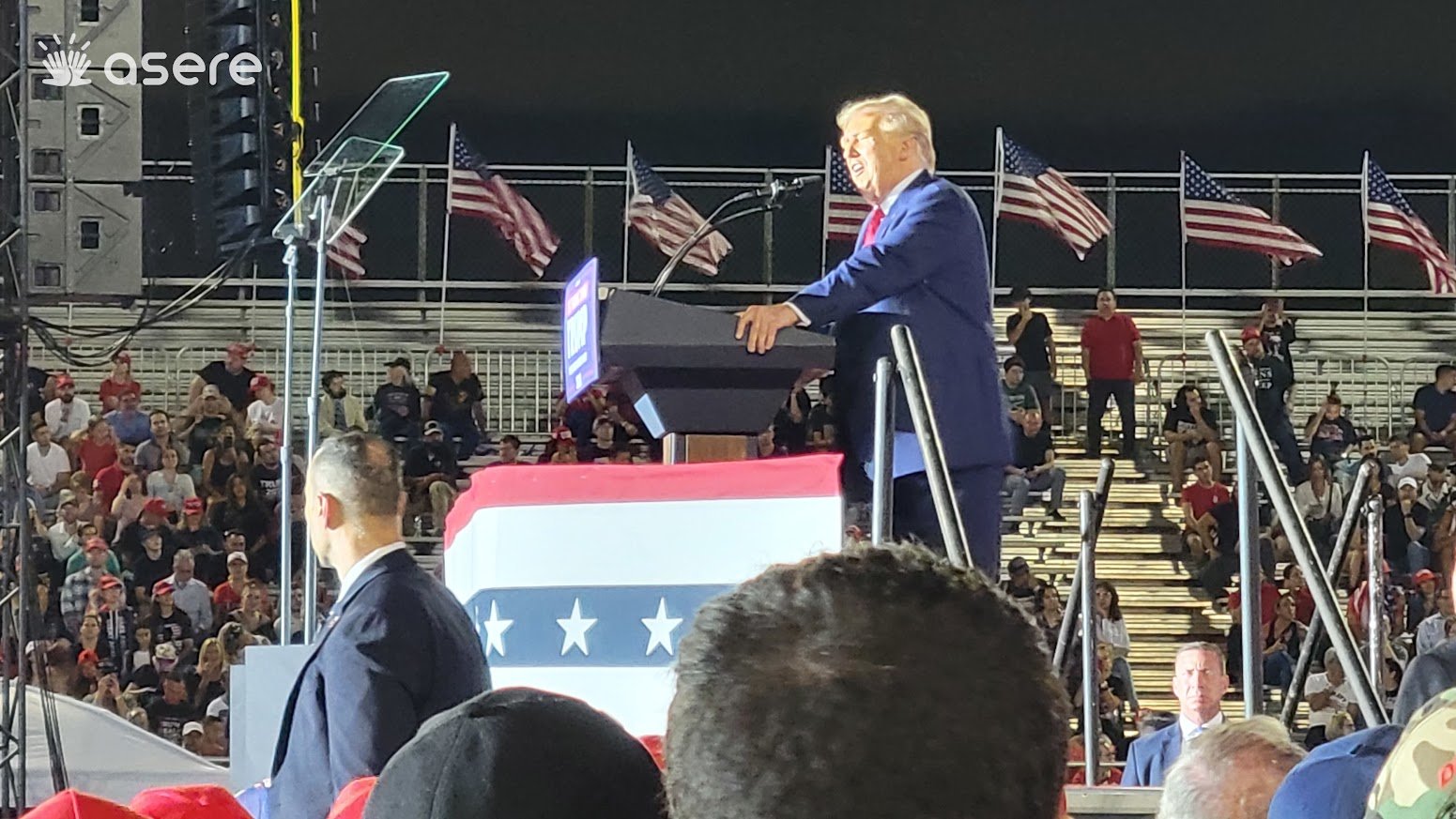 El magnatariod urante un evento político en Hialeah. (Captura de pantalla © Asere Noticias)