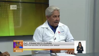 El Dr. Francisco Durán en la televisión nacional. (Captura de pantalla © Canal Caribe-YouTube)