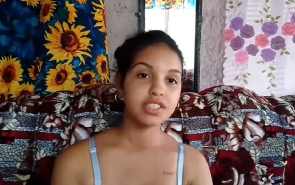 Imagen de la joven madre que realizó la denuncia. (Captura de pantalla © NoticiasCubanet Cuba-YouTube)