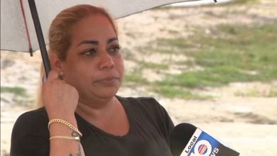 La mujer exige saber lo que realmente ocurrió ese día. (Captura de pantalla © WPLG Local 10-YouTube)