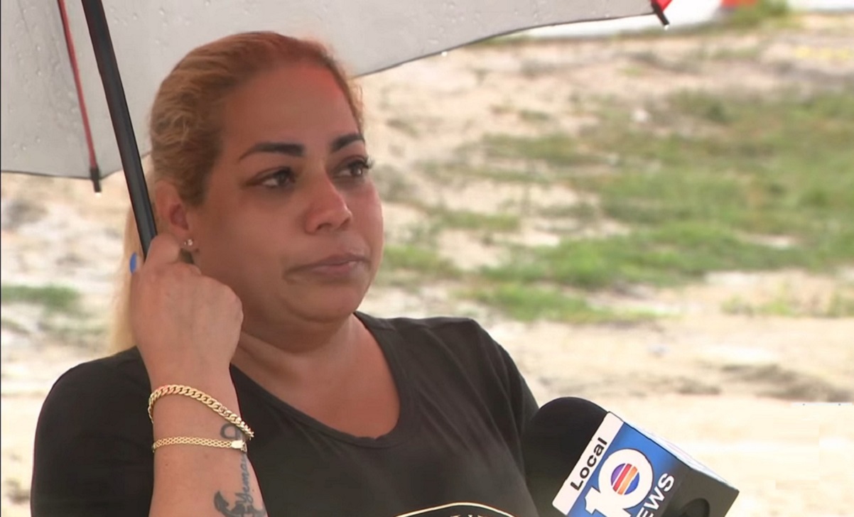 La mujer exige saber lo que realmente ocurrió ese día. (Captura de pantalla © WPLG Local 10-YouTube)