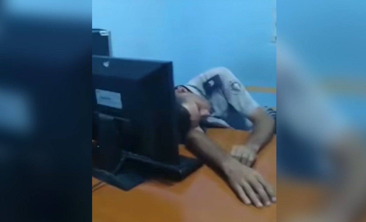 Oficial de la PNR durmiendo en el trabajo. (Captura de pantalla © Yosmany Mayeta Labrada-Facebook)